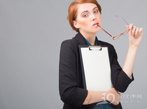 白领长期对着电脑 如何美白?(图1) 白领长期对着电脑 如何美白?(图1)