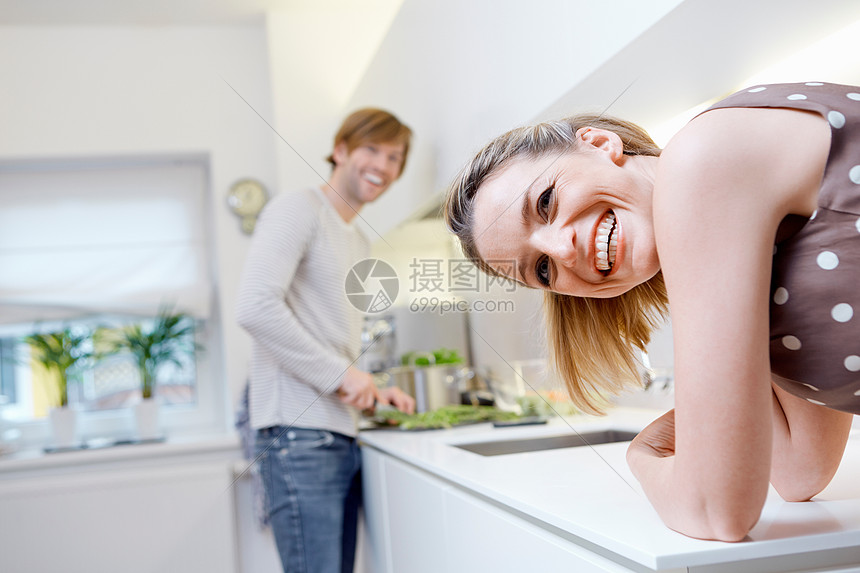 底妆不卡粉的实用技巧:从护肤到定妆一步步做好(图2) 底妆不卡粉的实用技巧:从护肤到定妆一步步做好(图2)
